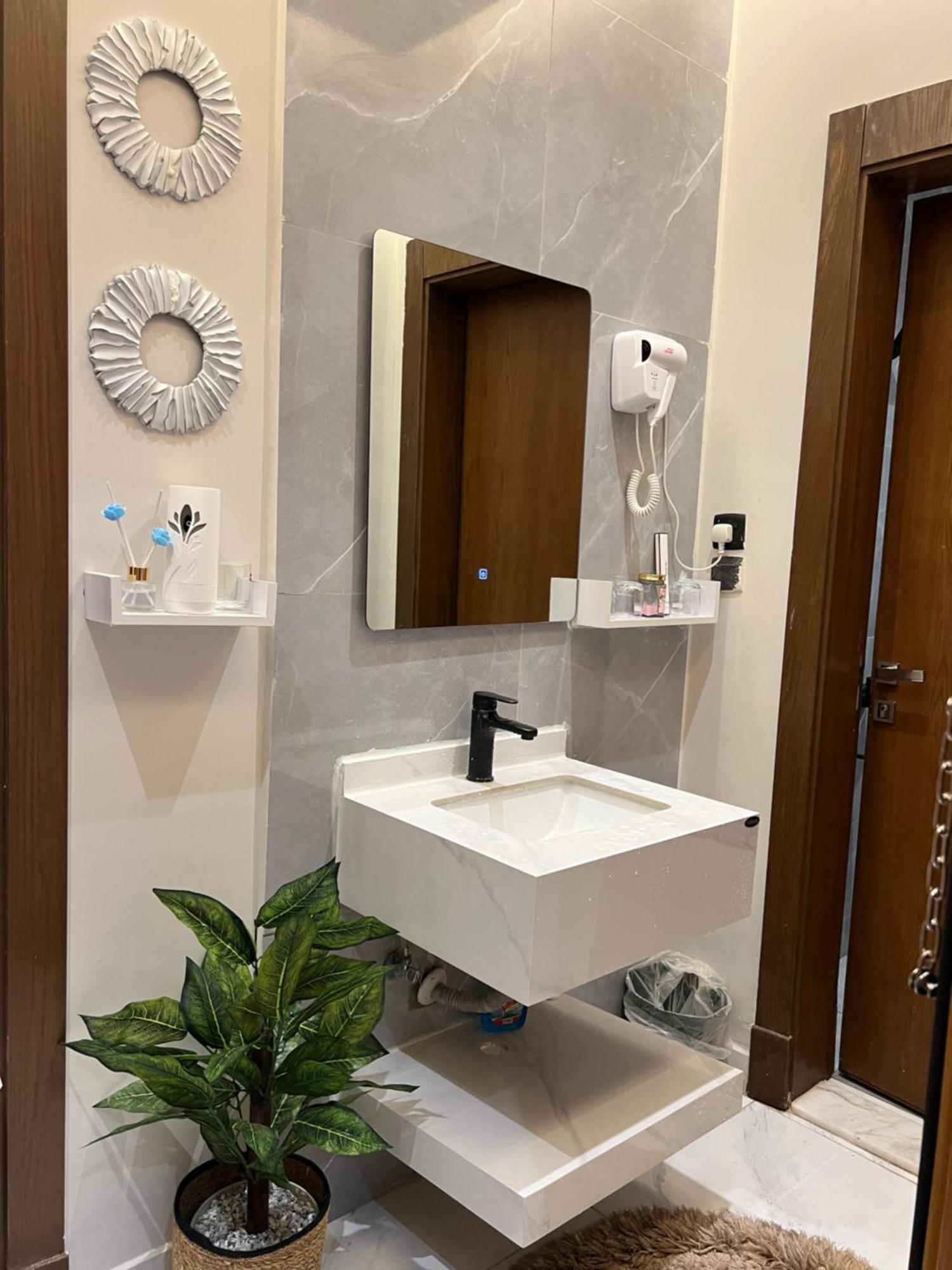 غرفة نوم بمجلس استرخائي अपार्टमेंट Jeddah